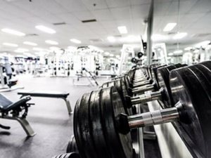 Kurzhantel Set im Fitnessstudio